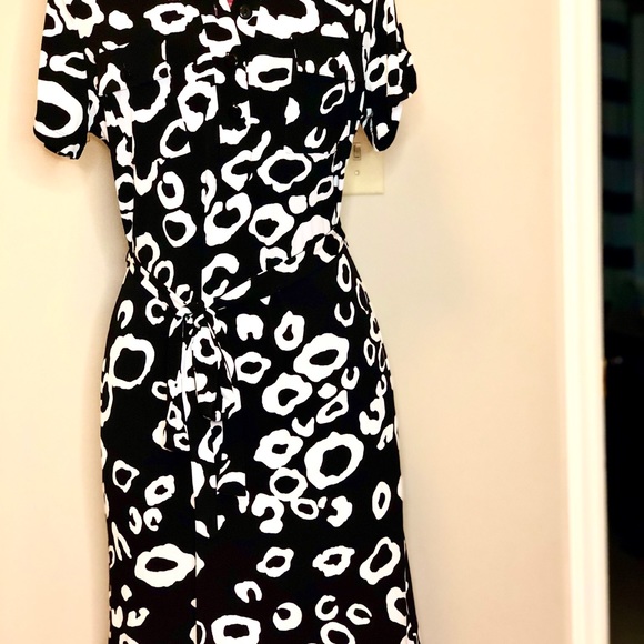 Womans wrap dress. EUC - Picture 9 of 11